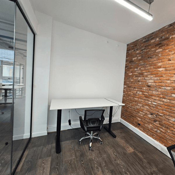 Serviced office Unit 311 at 109 Portland St, Manchester: bright space with seven desks, modern amenities, and high ceilings.