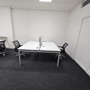 A serviced office in Unit 114 at 109 Portland St., Manchester, equipped with five desks for use.