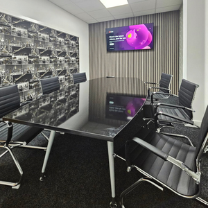 Meeting room for rent, seats 6, equipped with table, chairs, and TV for presentations via guest Wi-Fi. Book by the hour.